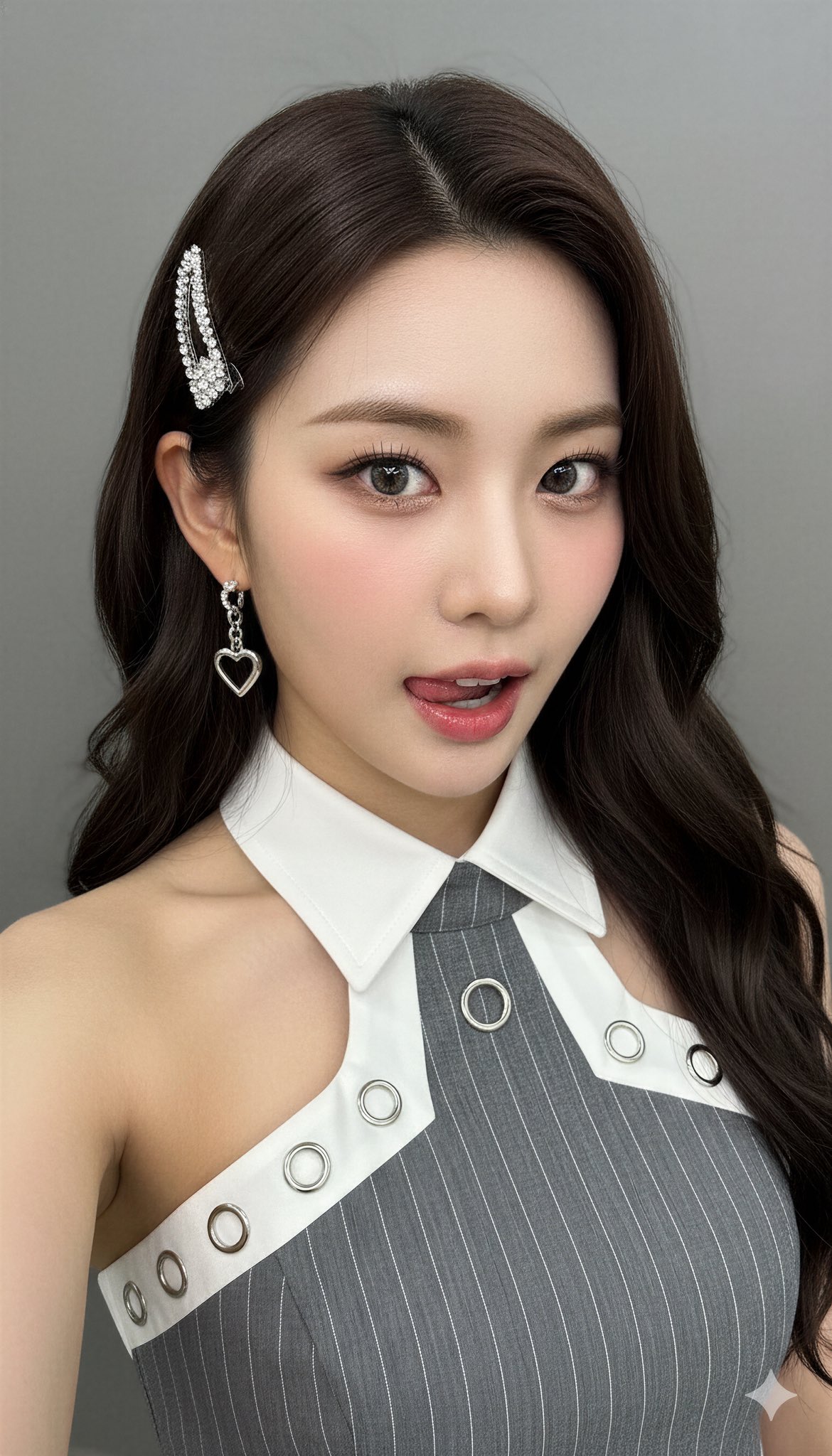 Молодая восточноазиатка в стиле K-Pop айдола