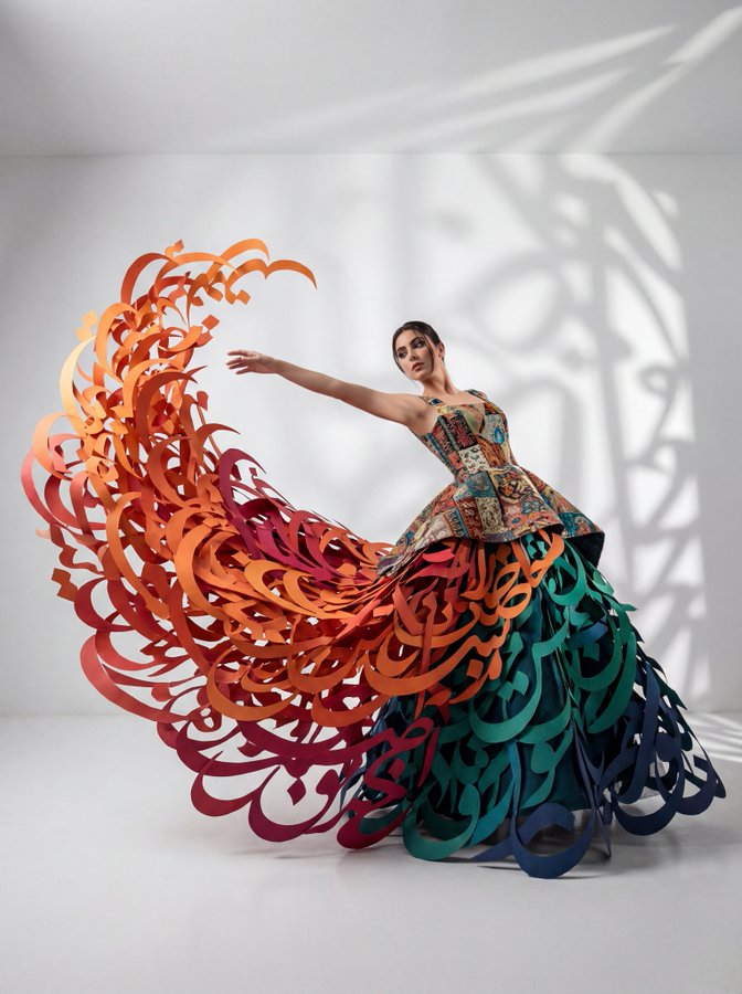 Vistiendo un impresionante vestido conceptual vanguardista
